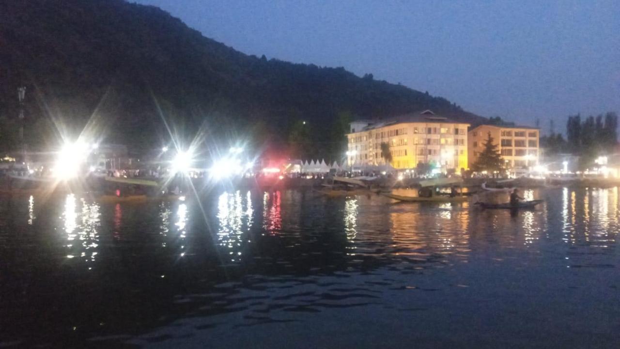 Appartamento Island Srīnagar Esterno foto