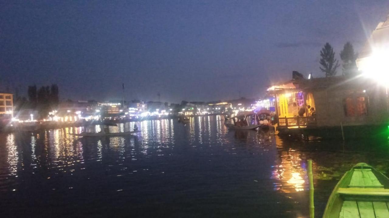 Appartamento Island Srīnagar Esterno foto